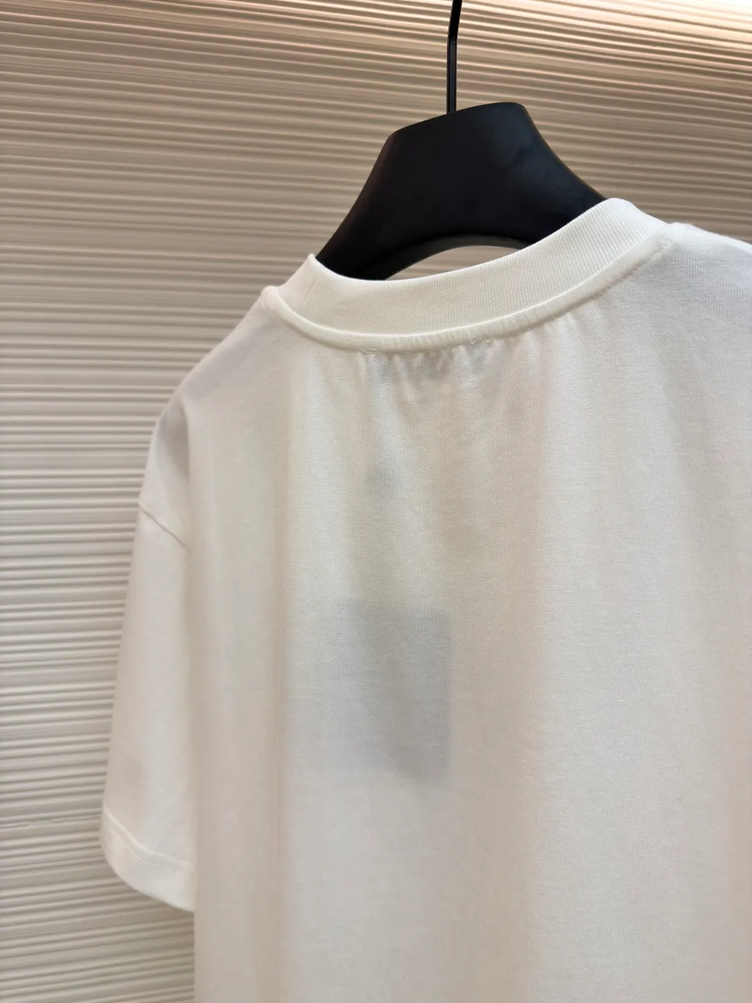 LOUIS VUITTON SKI ski foam flocked printed T-shirt short sleeves ●Original version: purchased and developed by 14029 ●Item number: 1681310-A15 ●Fabric: velvet fabric ●Technology: flocking production ●Color: white ●Version: fitted version ●Weight: about 275 grams ●Size: XS-S-M-L ●Description: Made of 60-count mercerized double-ply fabric with 1*1 Salona thread. After the garment is made, the fabric is fermented using a special washing process to prevent shrinkage and maintain the softness of the fabric. The front uses foam printing and a customized 1:1 trademark. The overall wiring is straight and delicate, the fabric is comfortable and soft, and the color is consistent without color difference. It can be matched with the same style to create a fashionable look and control various occasions. Customized accessories, complete with three standards, same style for men and women!
